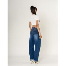 Jean stretch coupe droite et large en denim avec des effets délavés