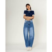 Jean stretch coupe droite et large en denim avec des effets délavés
