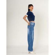 Jean stretch coupe droite et large en denim avec des effets délavés