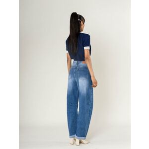 Jean stretch coupe droite et large en denim avec des effets délavés