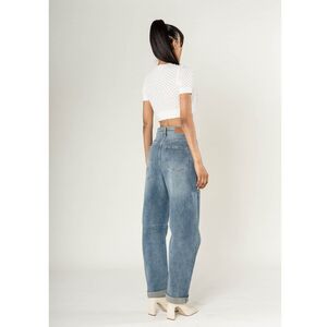 Jean stretch coupe droite et large en denim avec des effets délavés
