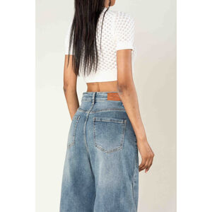 Jean stretch coupe droite et large en denim avec des effets délavés