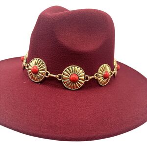 Chapeau fedora à large bord plat avec chaîne décorative et pierre