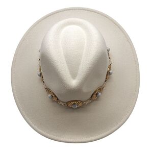 Chapeau fedora à large bord plat avec chaîne décorative et pierre
