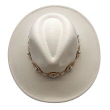 Chapeau fedora à large bord plat avec chaîne décorative et pierre