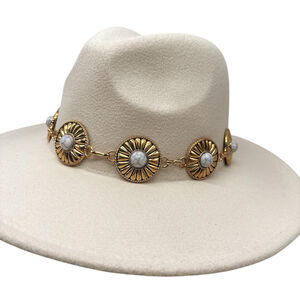 Chapeau fedora à large bord plat avec chaîne décorative et pierre