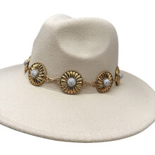 Chapeau fedora à large bord plat avec chaîne décorative et pierre