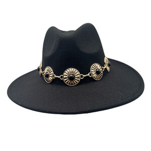 Chapeau fedora à large bord plat avec chaîne décorative et pierre