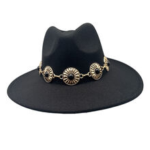 Chapeau fedora à large bord plat avec chaîne décorative et pierre