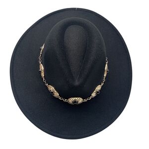 Chapeau fedora à large bord plat avec chaîne décorative et pierre