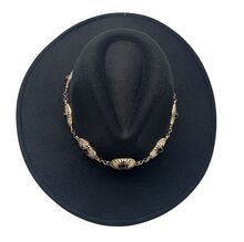 Chapeau fedora à large bord plat avec chaîne décorative et pierre