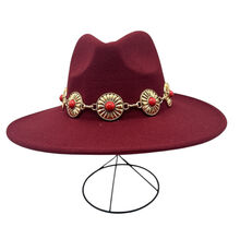 Chapeau fedora à large bord plat avec chaîne décorative et pierre