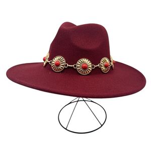 Chapeau fedora à large bord plat avec chaîne décorative et pierre