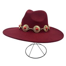 Chapeau fedora à large bord plat avec chaîne décorative et pierre