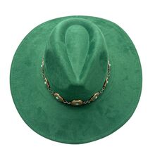 Chapeau fedora avec des disques métalliques ronds à pierre turquoise