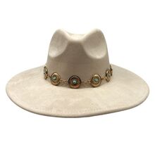Chapeau fedora avec des disques métalliques ronds à pierre turquoise