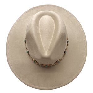 Chapeau fedora avec des disques métalliques ronds à pierre turquoise