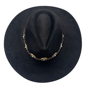 Chapeau fedora avec des disques métalliques ronds à pierre turquoise