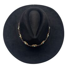 Chapeau fedora avec des disques métalliques ronds à pierre turquoise