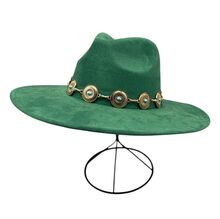 Chapeau fedora avec des disques métalliques ronds à pierre turquoise