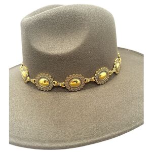 Chapeau fedora uni à bandeau de chaîne doré avec des médaillons
