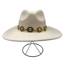Chapeau fedora uni à bandeau de chaîne doré avec des médaillons