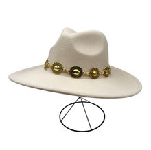 Chapeau fedora uni à bandeau de chaîne doré avec des médaillons