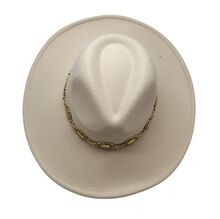 Chapeau fedora uni à bandeau de chaîne doré avec des médaillons