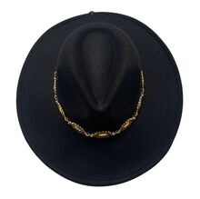 Chapeau fedora uni à bandeau de chaîne doré avec des médaillons