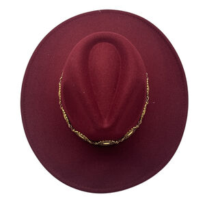 Chapeau fedora uni à bandeau de chaîne doré avec des médaillons