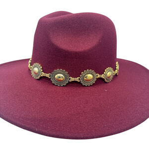 Chapeau fedora uni à bandeau de chaîne doré avec des médaillons