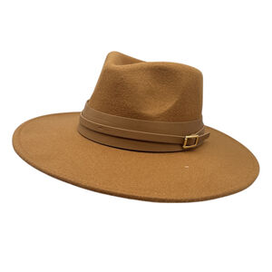 Chapeau de style fedora avec large bande orné d'une boucle métal
