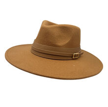 Chapeau de style fedora avec large bande orné d'une boucle métal