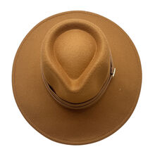 Chapeau de style fedora avec large bande orné d'une boucle métal