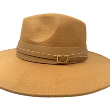 Chapeau de style fedora avec large bande orné d'une boucle métal