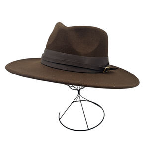 Chapeau de style fedora avec large bande orné d'une boucle métal