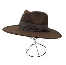Chapeau de style fedora avec large bande orné d'une boucle métal
