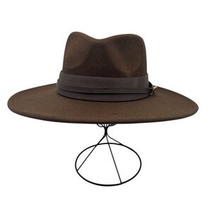 Chapeau de style fedora avec large bande orné d'une boucle métal