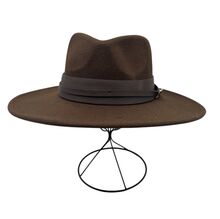 Chapeau de style fedora avec large bande orné d'une boucle métal