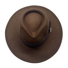 Chapeau de style fedora avec large bande orné d'une boucle métal