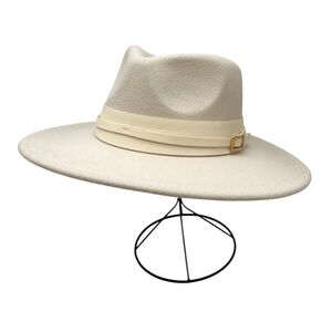 Chapeau de style fedora avec large bande orné d'une boucle métal
