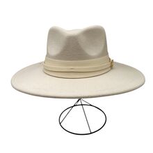 Chapeau de style fedora avec large bande orné d'une boucle métal