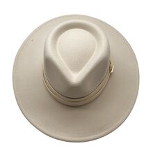 Chapeau de style fedora avec large bande orné d'une boucle métal