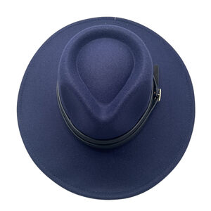 Chapeau de style fedora avec large bande orné d'une boucle métal