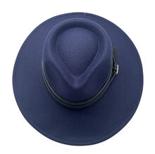 Chapeau de style fedora avec large bande orné d'une boucle métal