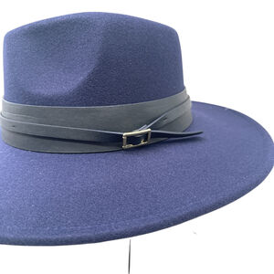 Chapeau de style fedora avec large bande orné d'une boucle métal