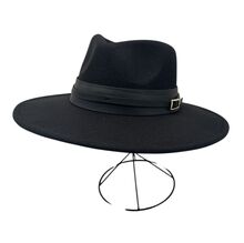 Chapeau de style fedora avec large bande orné d'une boucle métal