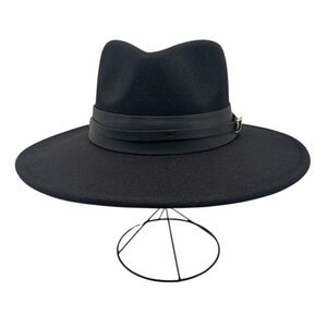 Chapeau de style fedora avec large bande orné d'une boucle métal