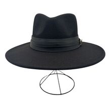 Chapeau de style fedora avec large bande orné d'une boucle métal