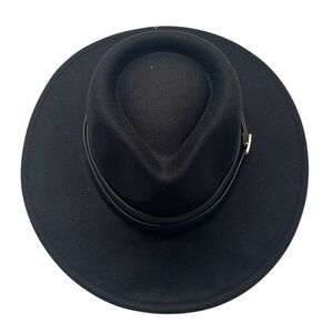 Chapeau de style fedora avec large bande orné d'une boucle métal